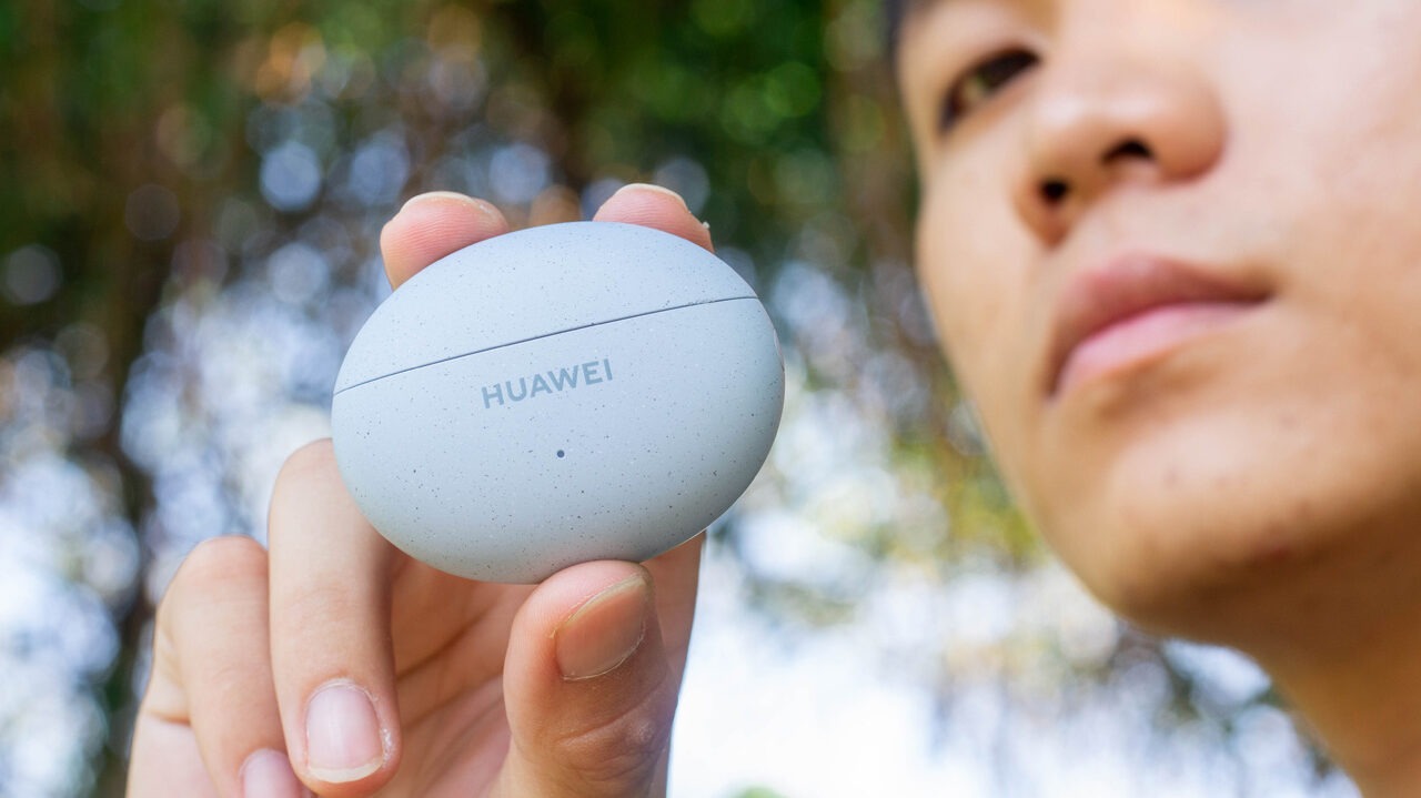 Tai nghe Huawei FreeBuds 5i sở hữu thiết kế nhỏ gọn, sang trọng và rất dễ mang theo bên người