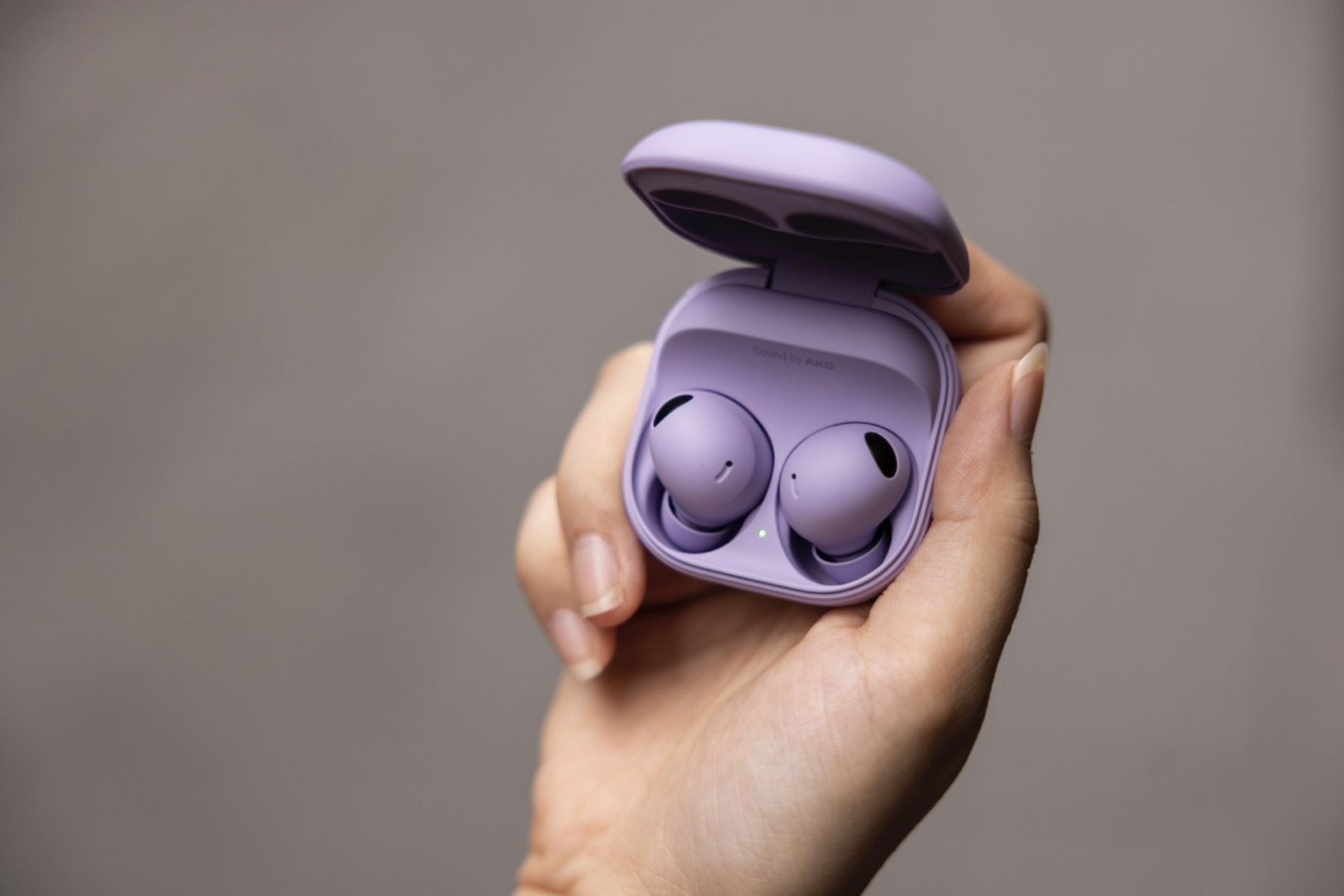 Tai nghe Samsung Galaxy Buds 2 Pro có thiết kế nhỏ gọn, ôm sát và cực kỳ sang trọng.