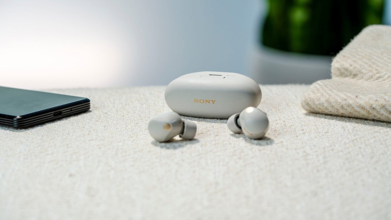 Tai nghe Sony WF-1000XM5 nổi bật với thiết kế nhỏ gọn, tinh tế và sang trọng hàng đầu hiện nay