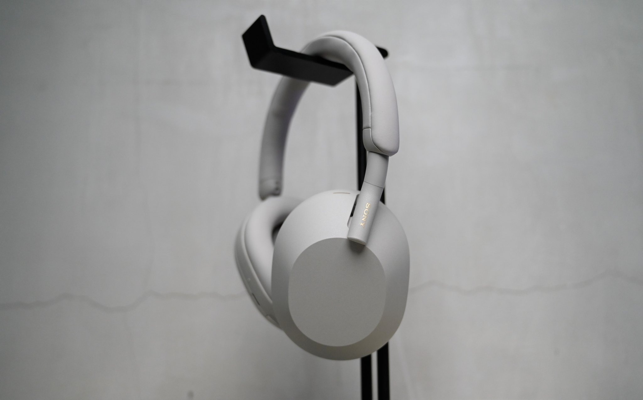 Tai nghe Sony WH-1000XM5 được đánh giá là mẫu tai nghe bluetooth cao cấp đáng chú ý năm 2025