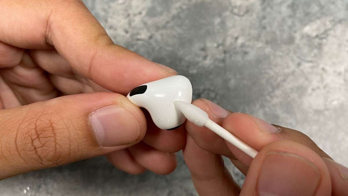 Vệ sinh tai nghe Bluetooth đúng cách giúp kéo dài tuổi thọ và giữ âm thanh luôn trong trẻo Vệ sinh tai nghe Bluetooth đúng cách giúp kéo dài tuổi thọ và giữ âm thanh luôn trong trẻo