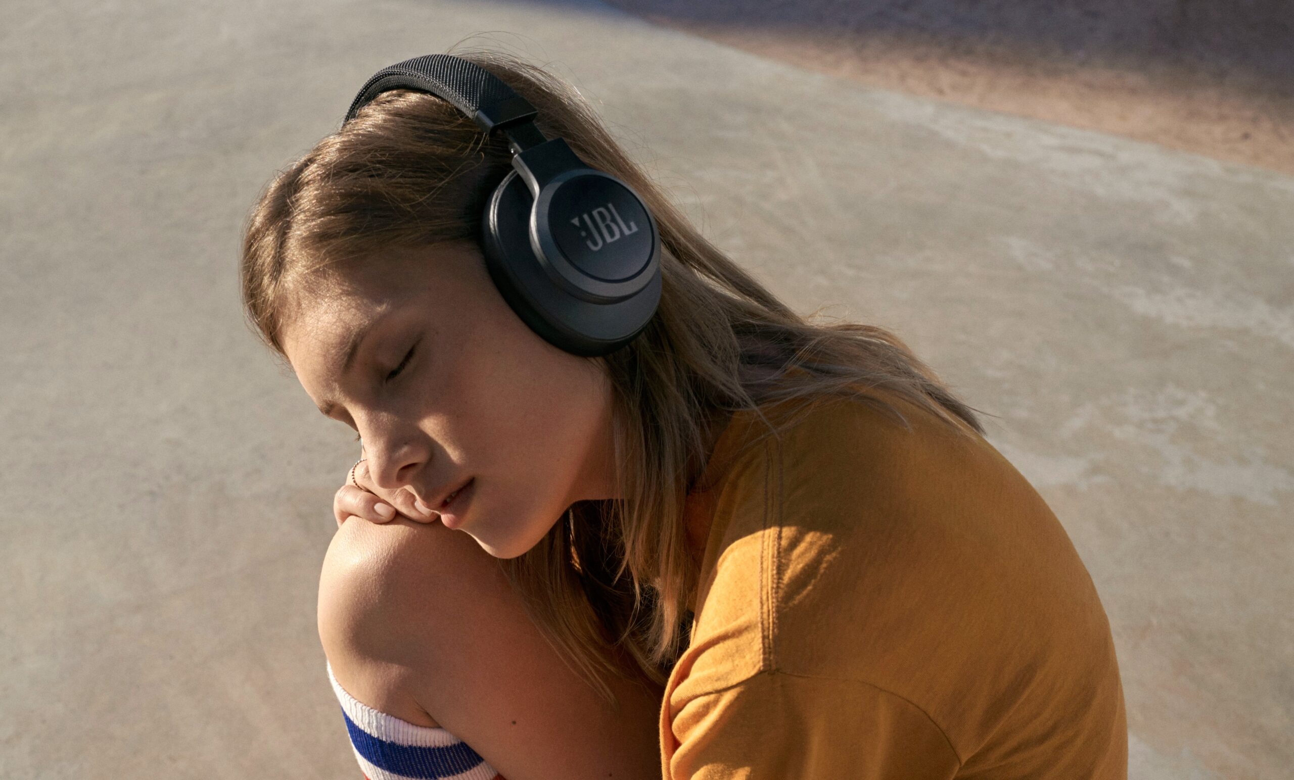 Tai nghe Bluetooth JBL mang đến trải nghiệm âm thanh sống động và dễ dàng kết nối với nhiều thiết bị