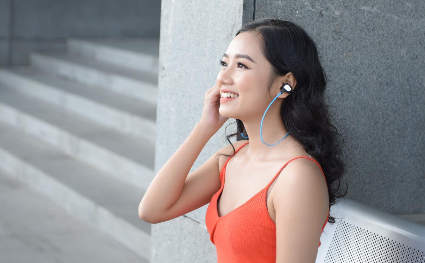 Tai nghe Bluetooth chính hãng sử dụng linh kiện âm thanh cao cấp mang lại trải nghiệm nghe cực kỳ rõ ràng