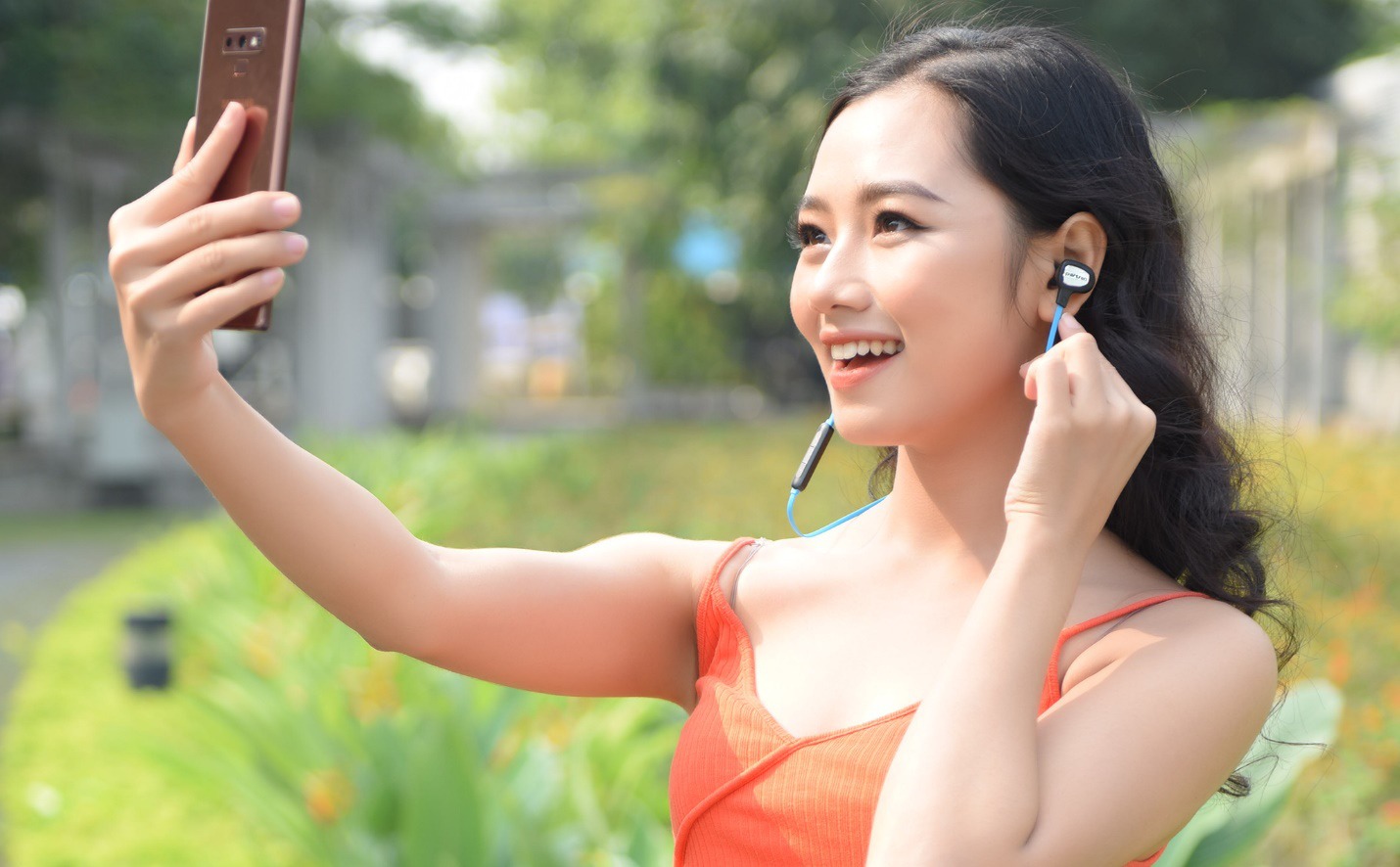 Tai nghe Bluetooth chính hãng ngày nay được trang bị cảm ứng và điều khiển thông minh hiện đại Tai nghe Bluetooth chính hãng ngày nay được trang bị cảm ứng và điều khiển thông minh hiện đại